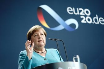 Angela Merkel ieri a Bruxelles per la plenaria del Parlamento Europeo