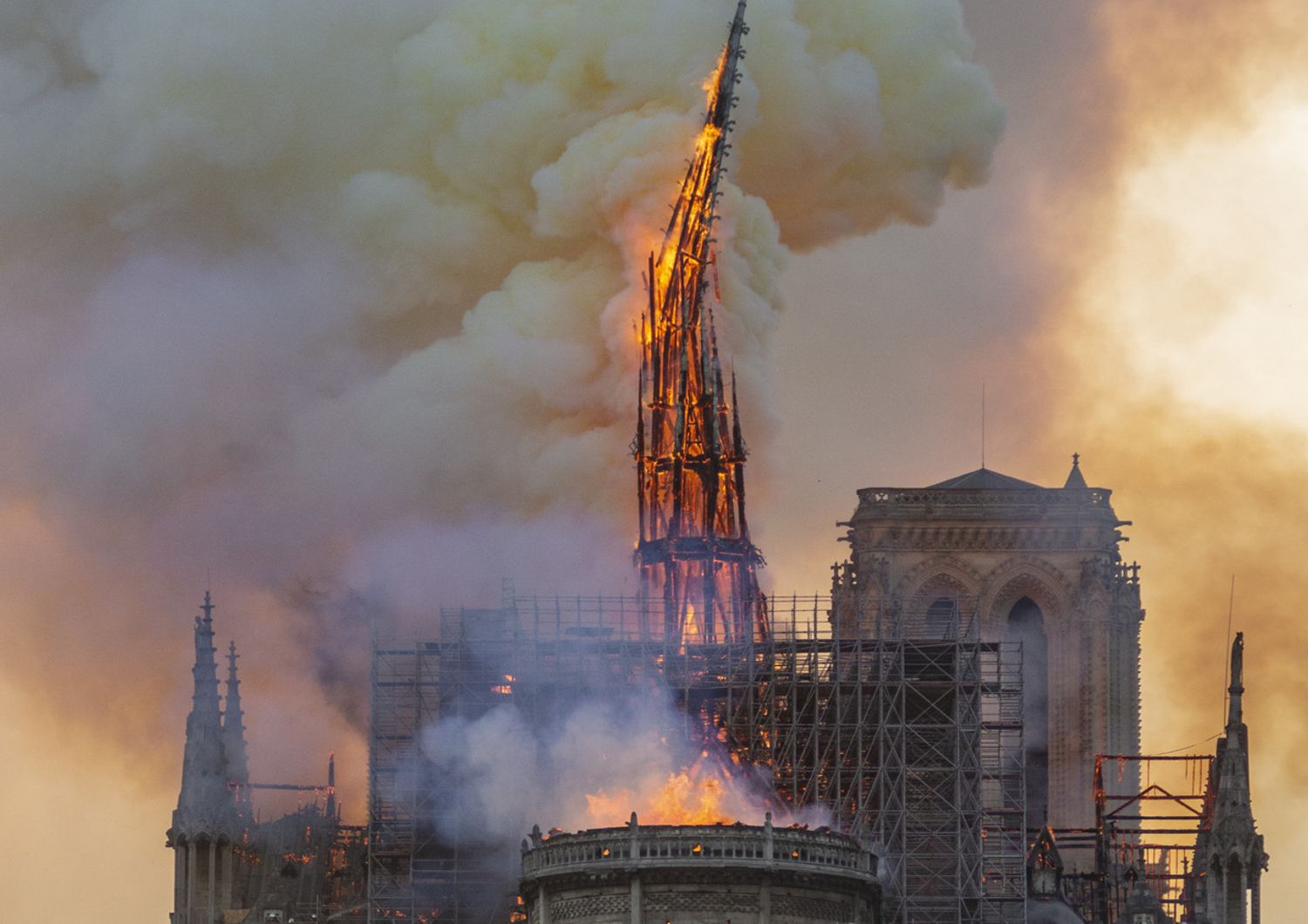 La guglia di Notre Dame rovina, divorata dalle fiamme