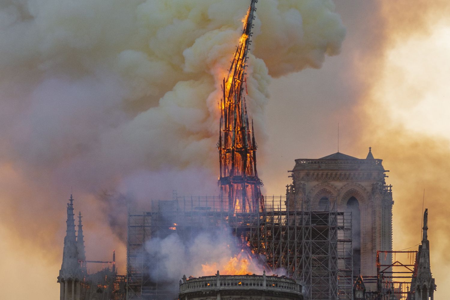 La guglia di Notre Dame rovina, divorata dalle fiamme