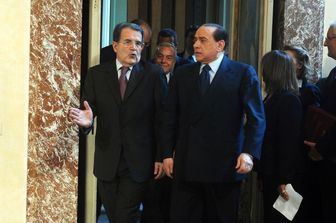 Scambio di consegne tra Romano Prodi e Silvio Berlusconi a Palazzo Chigi l'8 maggio del 2008