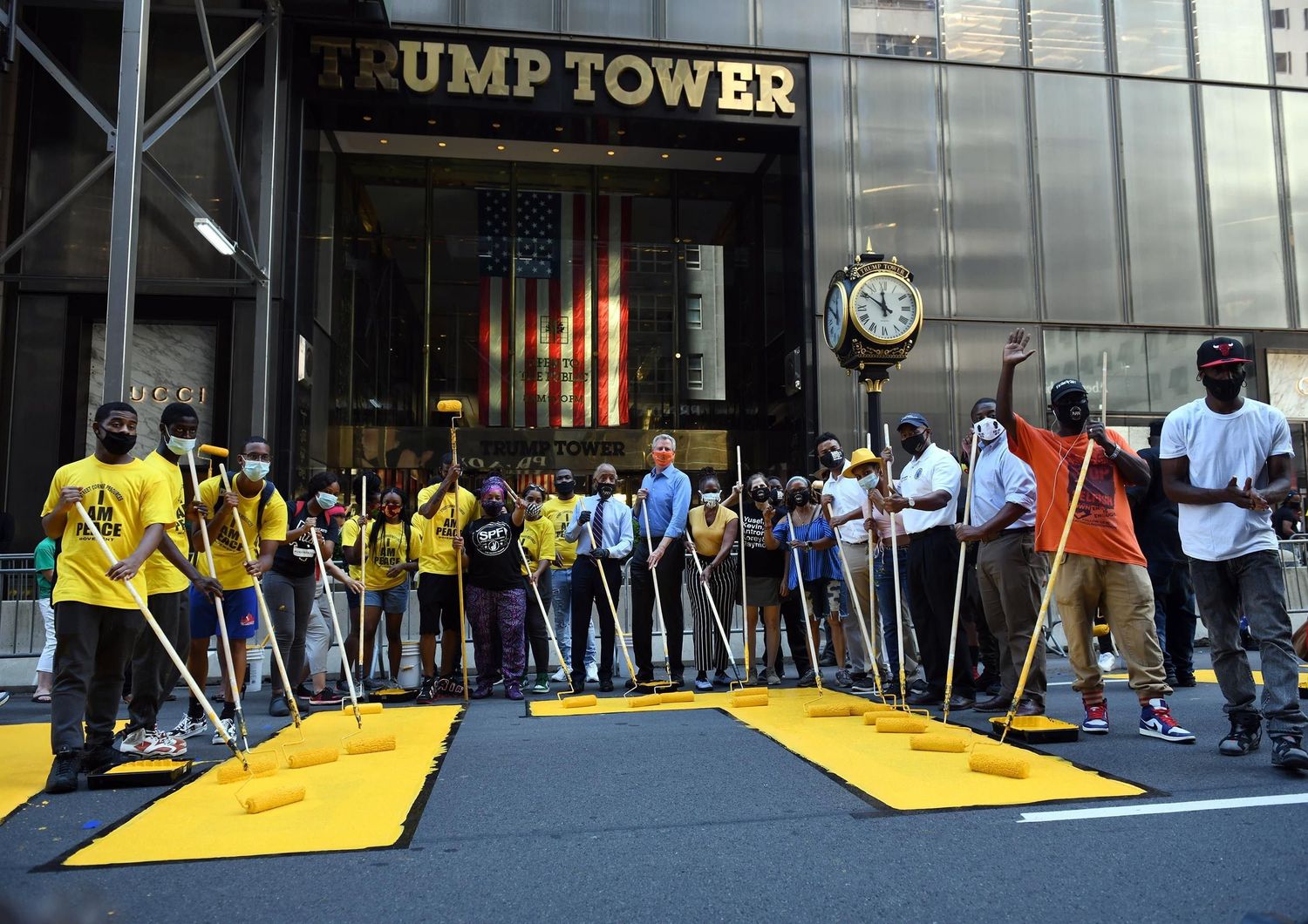 La scritta Black Lives Matter davanti alla Trump Tower