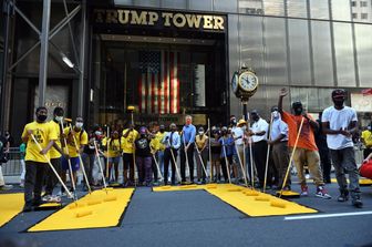 La scritta Black Lives Matter davanti alla Trump Tower