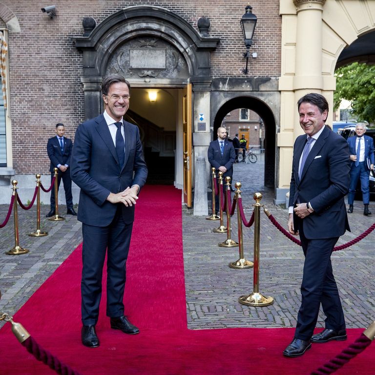 Rutte e Conte all'Aia