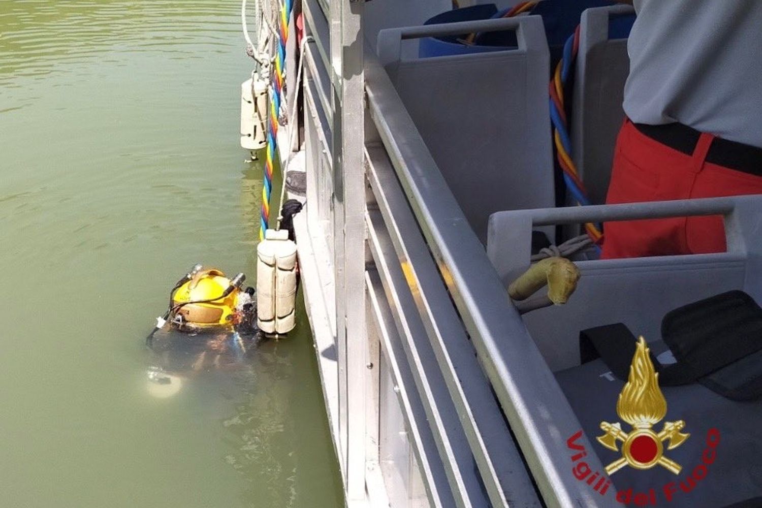 Recupero dei corpi all'interno dell'elicottero precipitato nel Tevere
