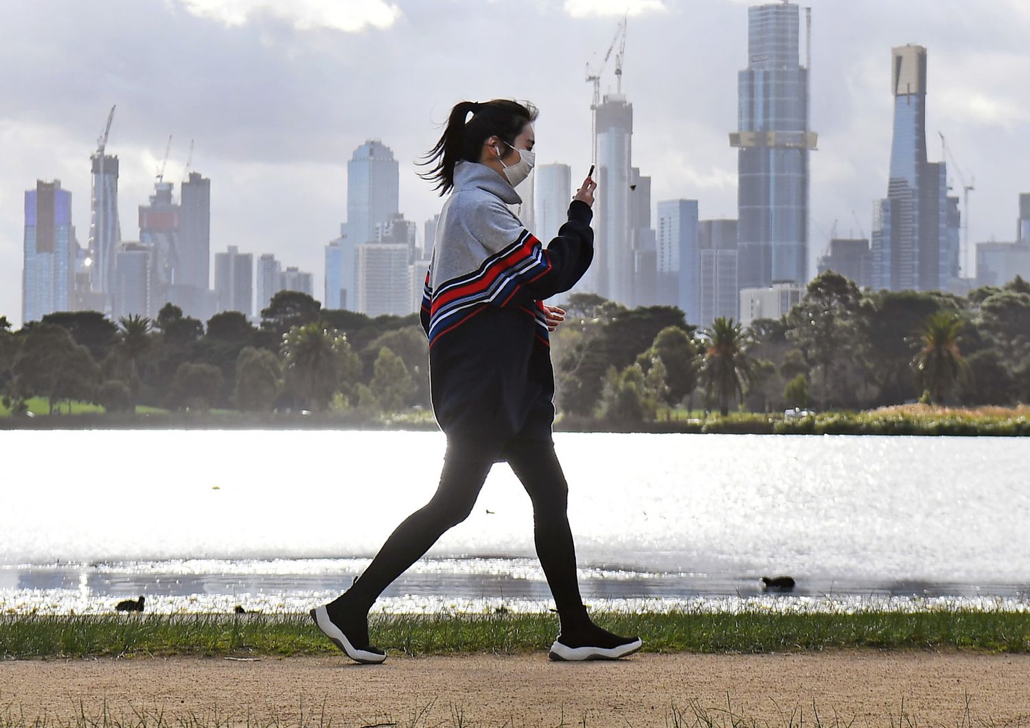 Una donna con la mascherina a Melbourne