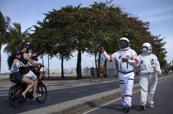 La coppia di brasiliani che va in giro con le tute da astronauta per non contrarre il coronavirus