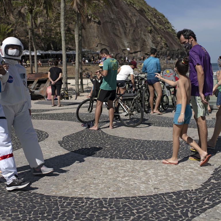 rio brasile coronavirus tuta astronauta