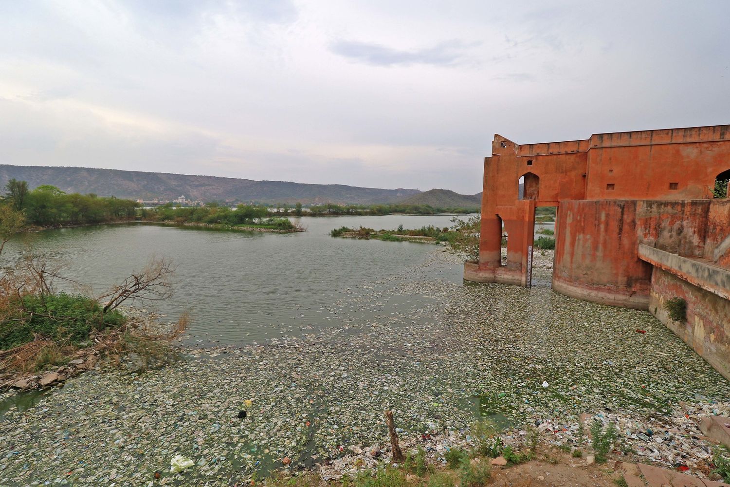 Inquinamento nel lago Man Sagar a Jaipur, in India