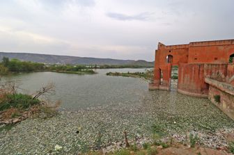 Inquinamento nel lago Man Sagar a Jaipur, in India
