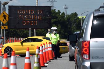 Stazione stradale per i tamponi anti coronavirus a Orlando, in Florida