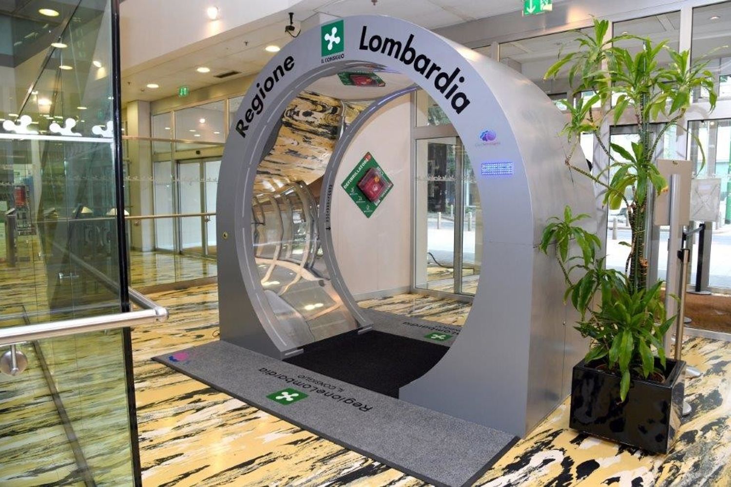 Il 'tunnel sanificatore' all'ingresso di Palazzo Pirelli