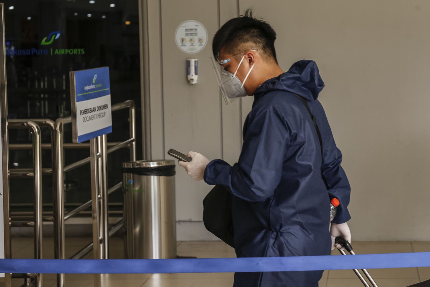 Coronavirus, un passeggero nell'aeroporto di Pechino
