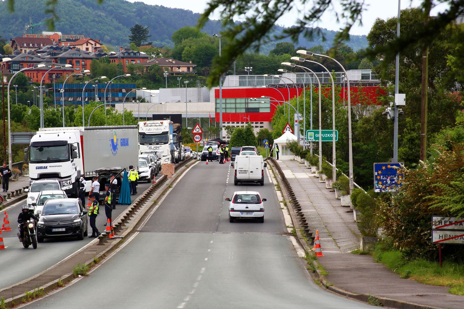 Controlli al valico di frontiera di Pont St Jacques tra Francia e Spagna
