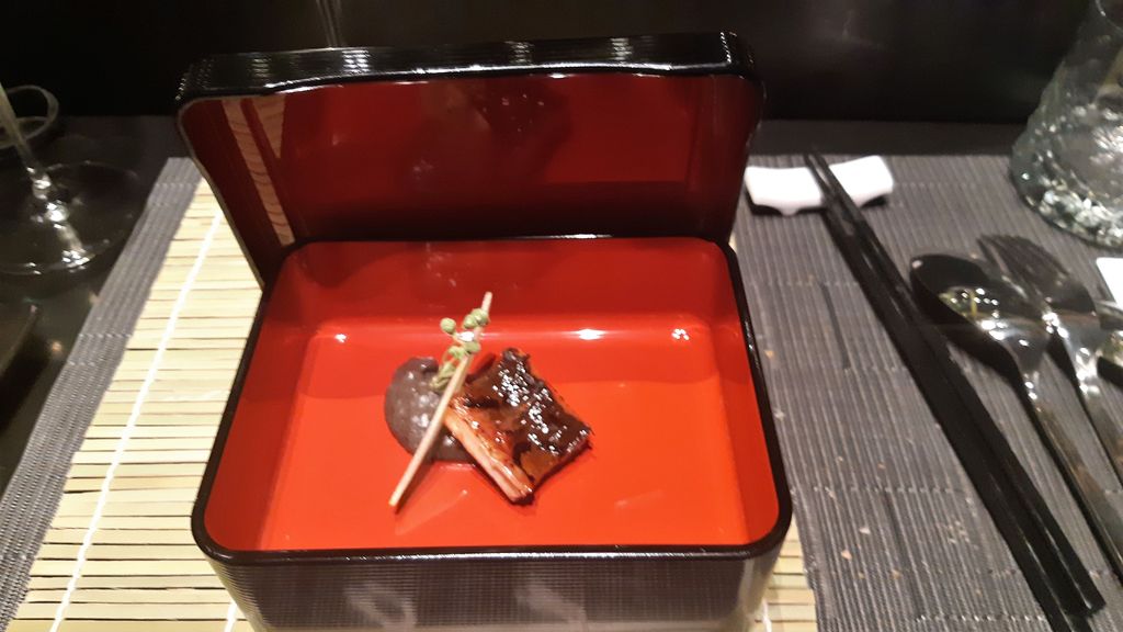 Mistery box: anguilla laccata leggermente arrostita con salsa parmentier a base di patate, robiola, sesamo&nbsp;