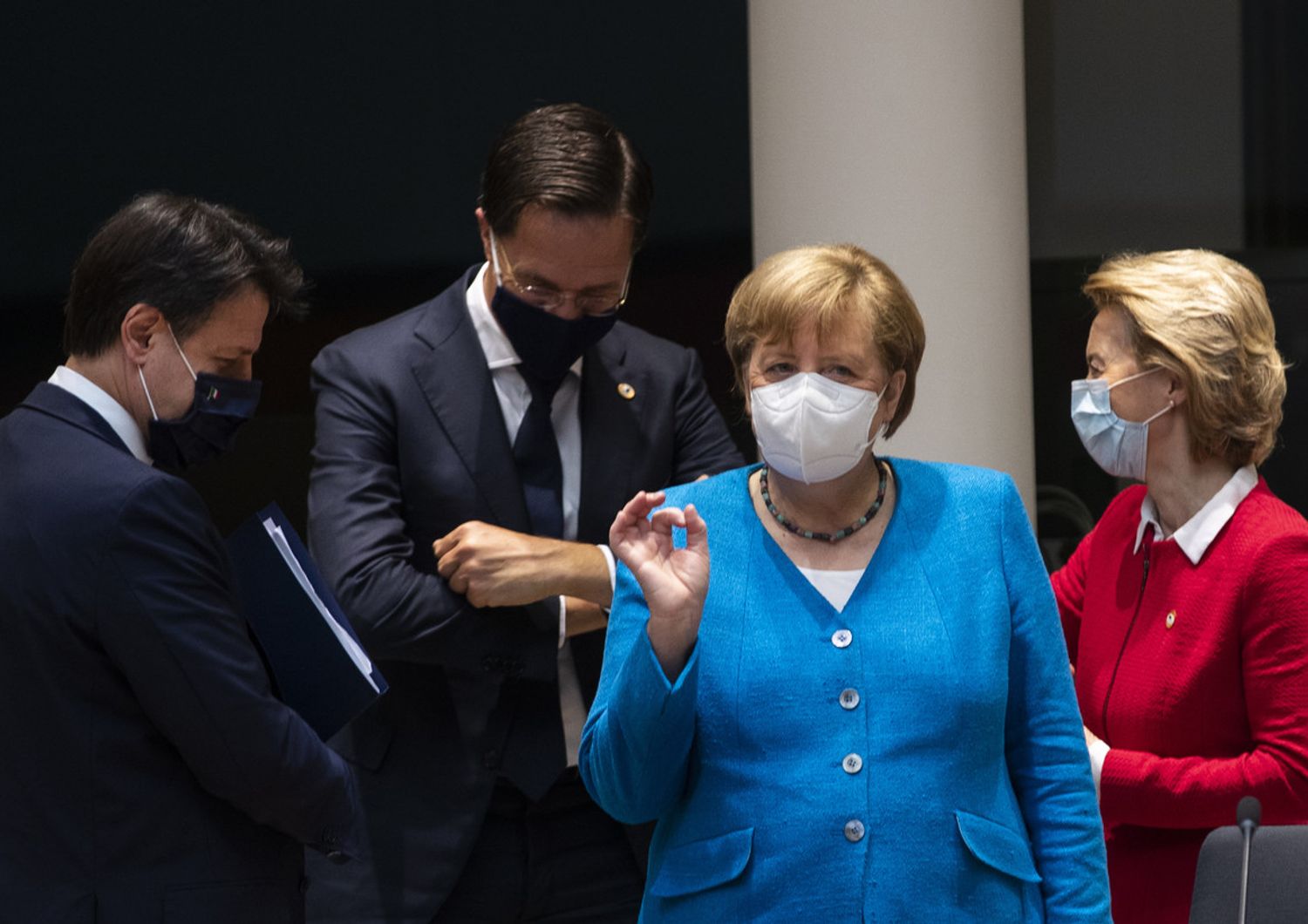 Da sinistra: Giuseppe Conte, Mark Rutte, Angela Merkel e Ursula von der Leyen al Consiglio europeo oggi