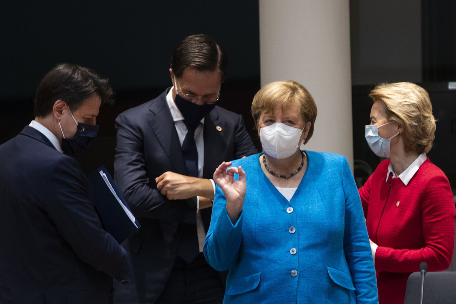 Da sinistra: Giuseppe Conte, Mark Rutte, Angela Merkel e Ursula von der Leyen al Consiglio europeo oggi