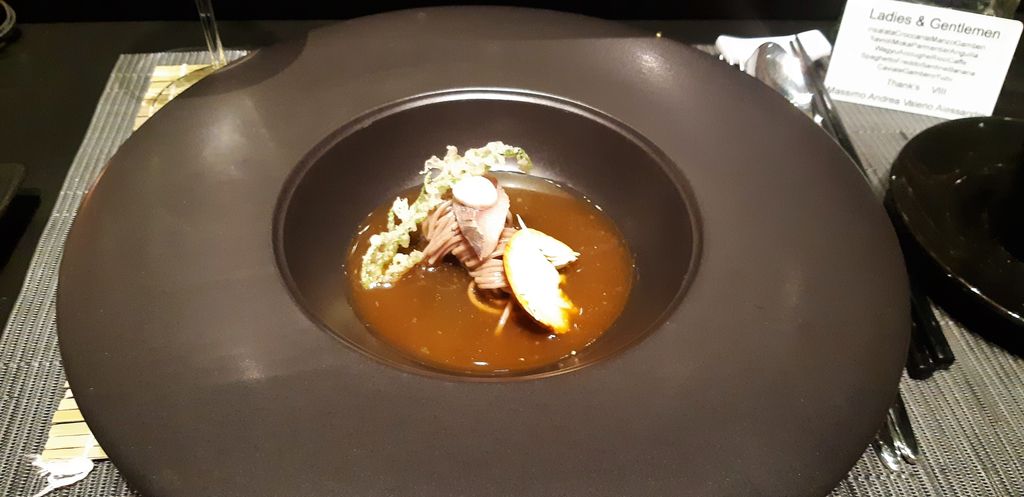 Spaghetti freddi di Soba integrale con salicornia in tempura, sardine leggermente affumicata, salsa bernese, funghi ovuli e brodo di ovulo aromatizzato&nbsp;