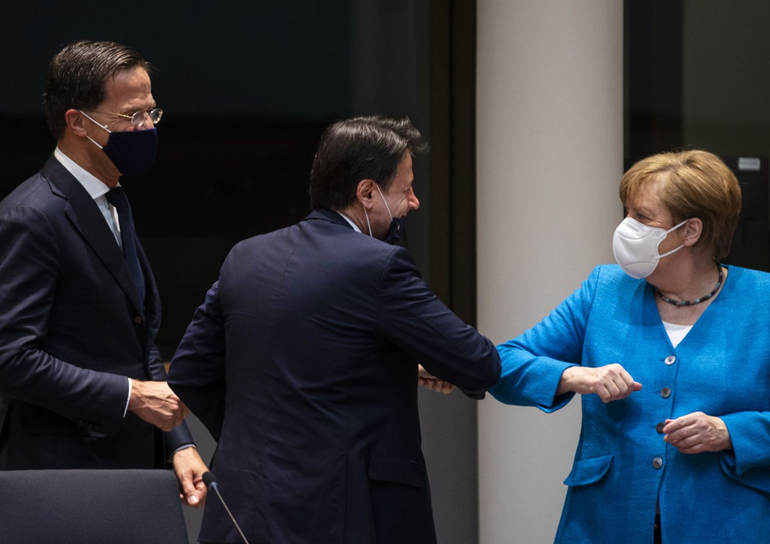 Giuseppe Conte con Angela Merkel al vertice Ue sul Recovery Fund
