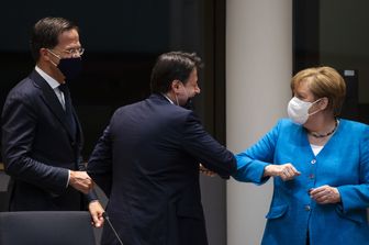 Giuseppe Conte con Angela Merkel al vertice Ue sul Recovery Fund