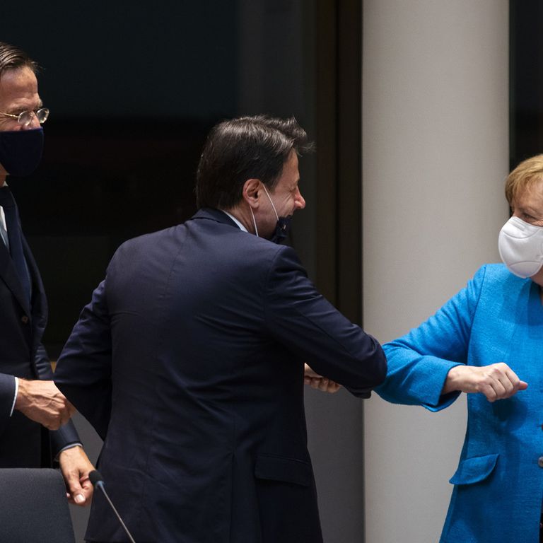 Giuseppe Conte con Angela Merkel al vertice Ue sul Recovery Fund