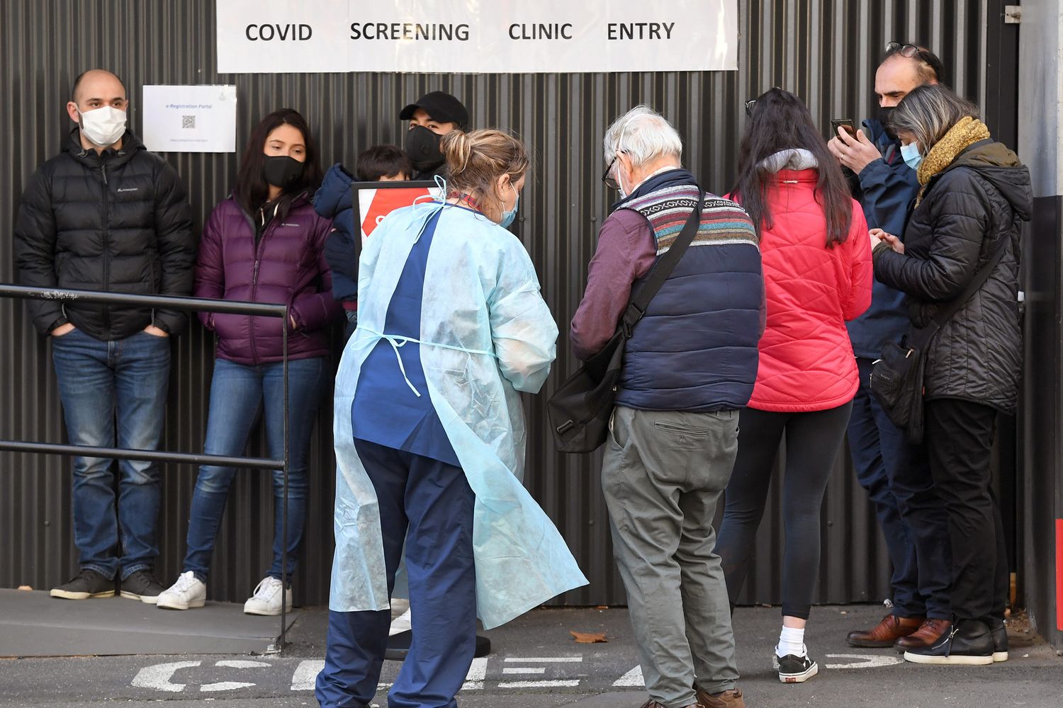 In coda per il tampone del coronavirus al Royal Hospital di Melbourne