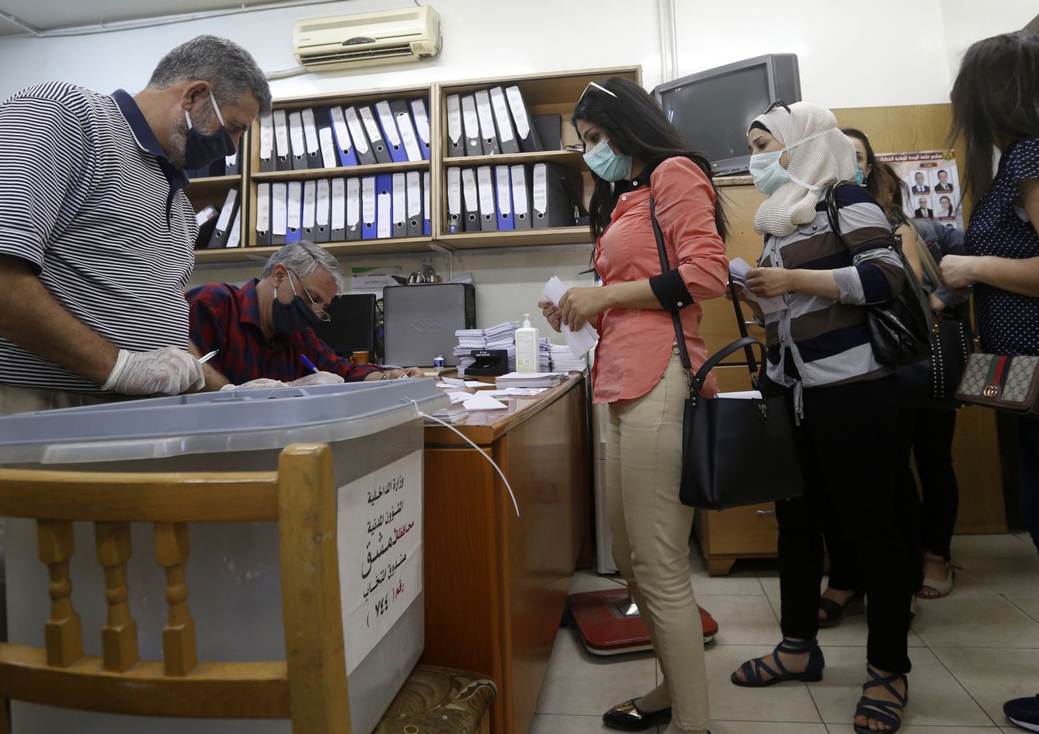 Elezioni in Siria: le operazioni di voto in un seggio di Damasco
