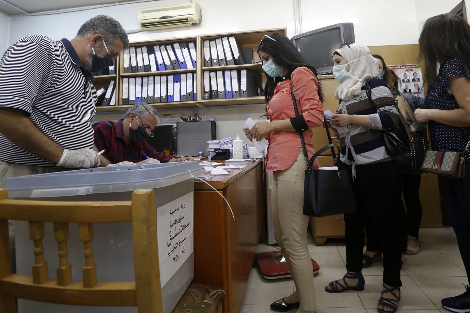 Elezioni in Siria: le operazioni di voto in un seggio di Damasco