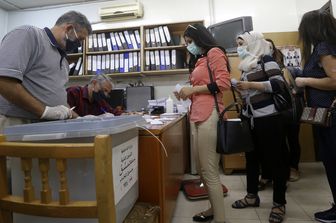 Elezioni in Siria: le operazioni di voto in un seggio di Damasco