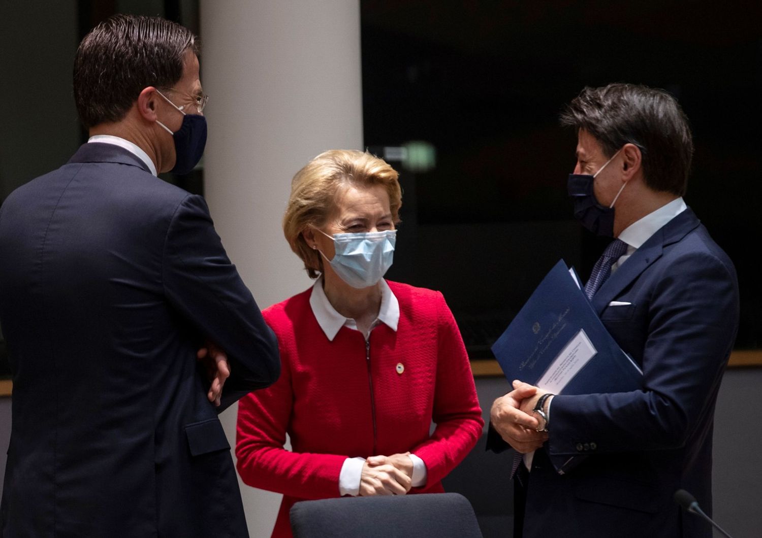 Da sinistra: Mark Rutte, Ursula von der Leyen e Giuseppe Conte &nbsp;