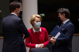 Da sinistra: Mark Rutte, Ursula von der Leyen e Giuseppe Conte &nbsp;