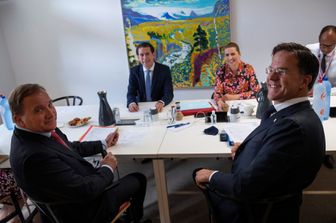 Da destra: il premier olandese Mark Rutte, quello svedese Stefan Lofven, Sebastian Kurz e il danese Mette Frederiksen