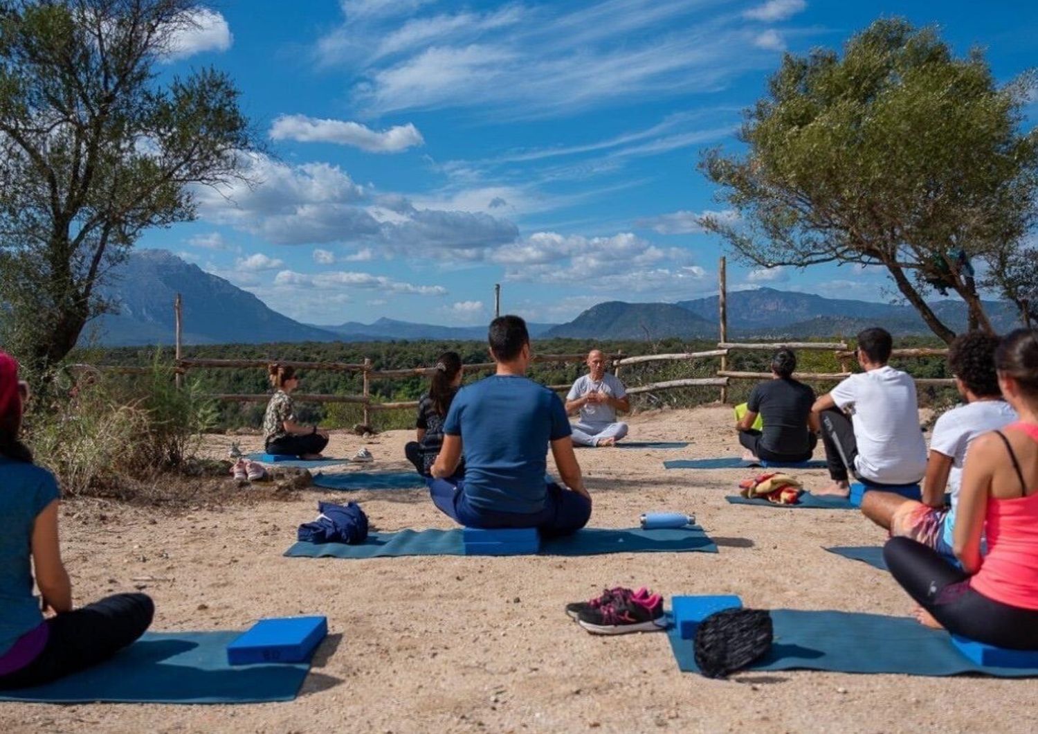 &nbsp;Sessione di yoga durante un week-end di 'digital detox' in Sardegna