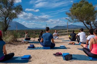 &nbsp;Sessione di yoga durante un week-end di 'digital detox' in Sardegna