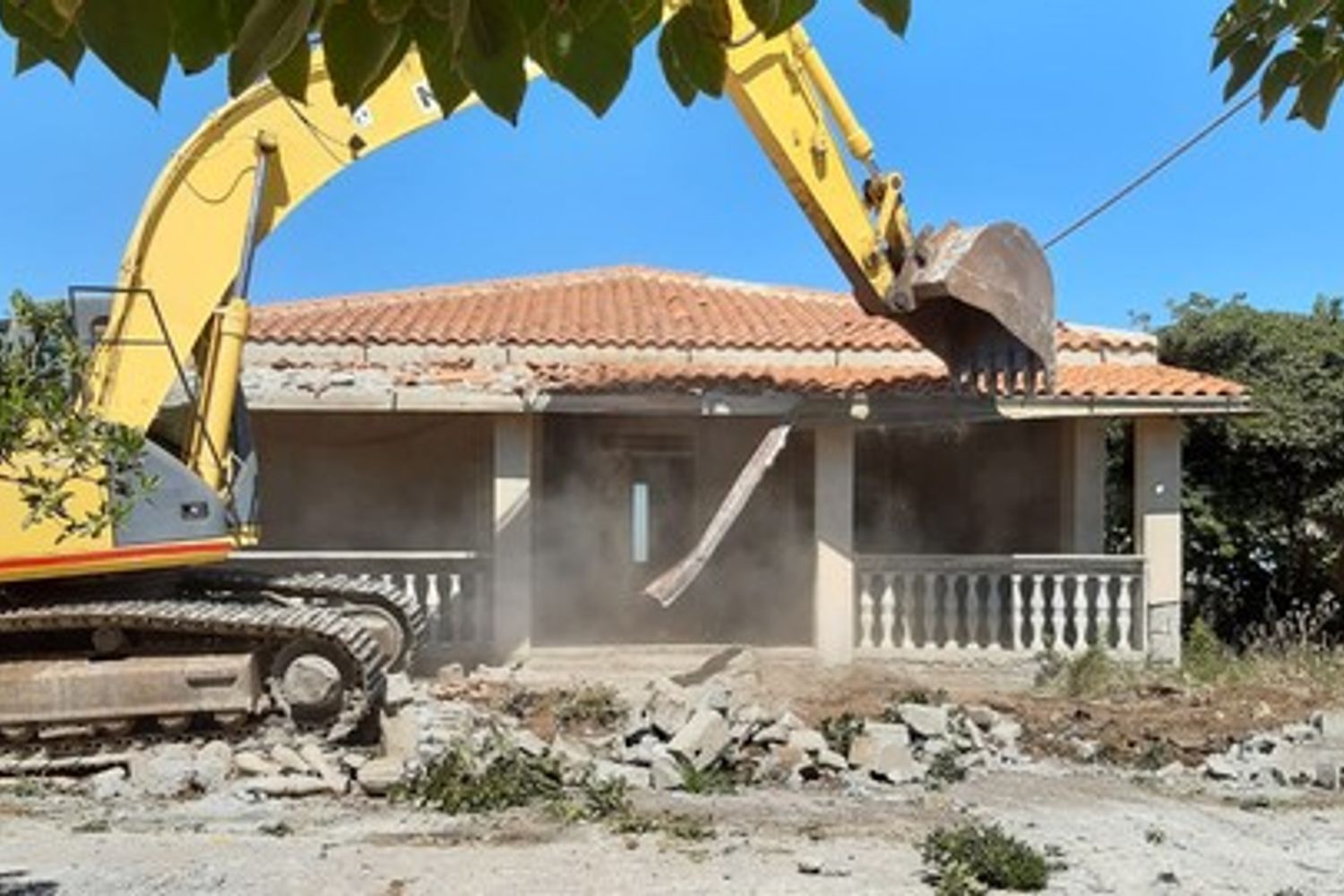 &nbsp;Lavori per la demolizione di una villa abusiva a Crotone