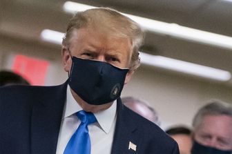 Donald Trump con la mascherina