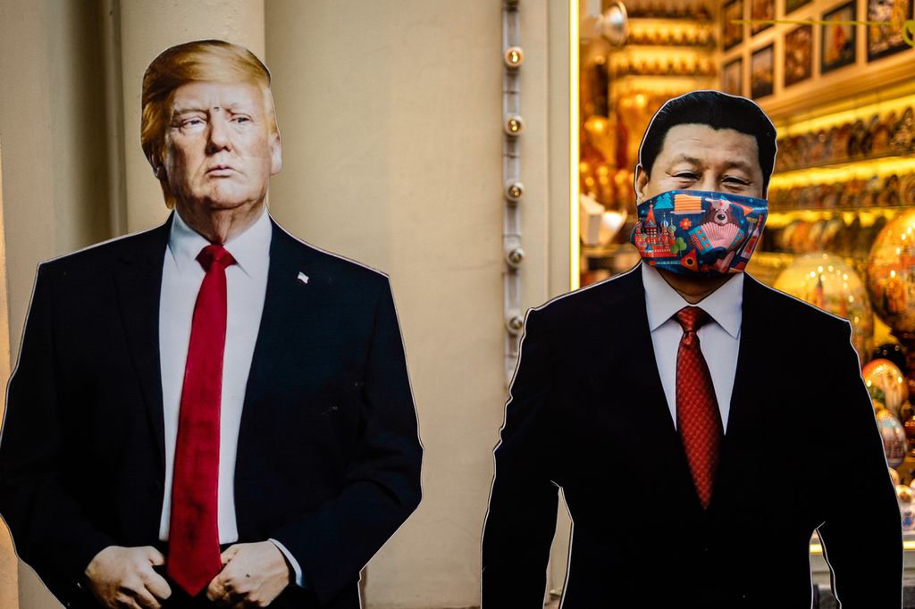 Due sagome di cartone di Trump e Xi all'esterno di un negozio di souvenir a Mosca