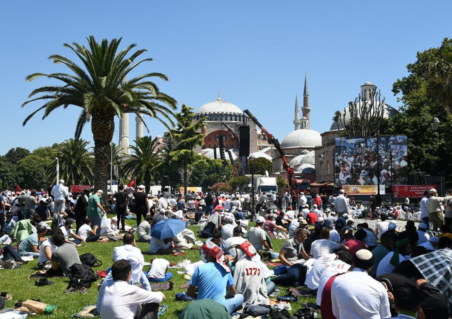 Fedeli raccolti di fronte a Santa Sofia nel giorno del ritorno della preghiera islamica