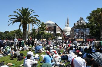 Fedeli raccolti di fronte a Santa Sofia nel giorno del ritorno della preghiera islamica