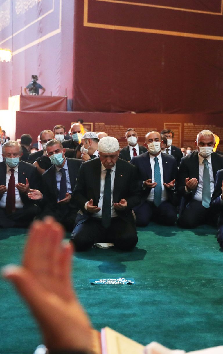 <span style="color: rgb(34, 34, 34); font-family: Raleway, sans-serif;">Recep Tayyp Erdogan a Santa Sofia</span>