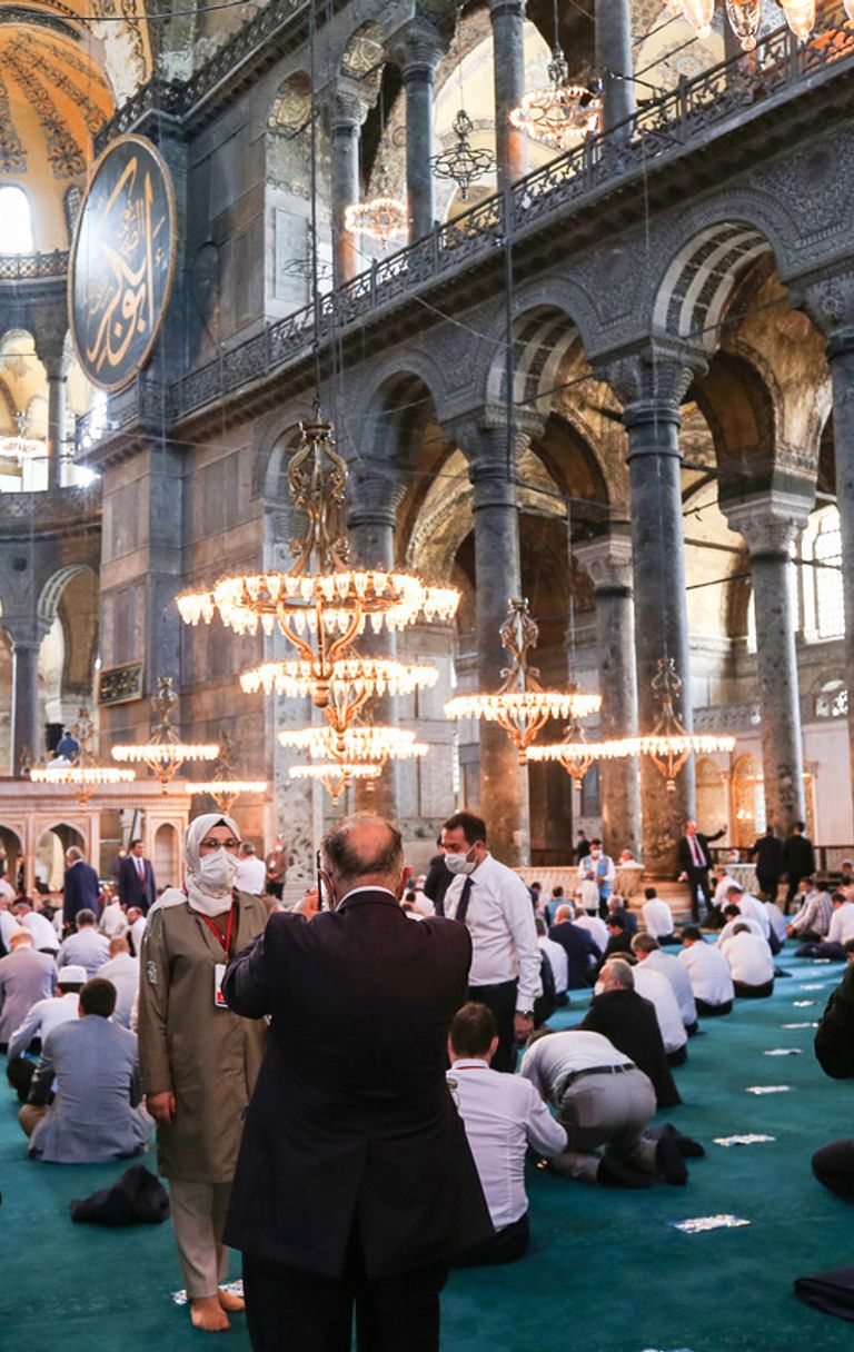 Folla di fedeli a Santa Sofia
