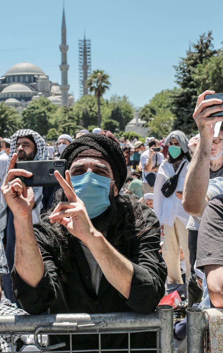 Folla di fedeli a Santa Sofia