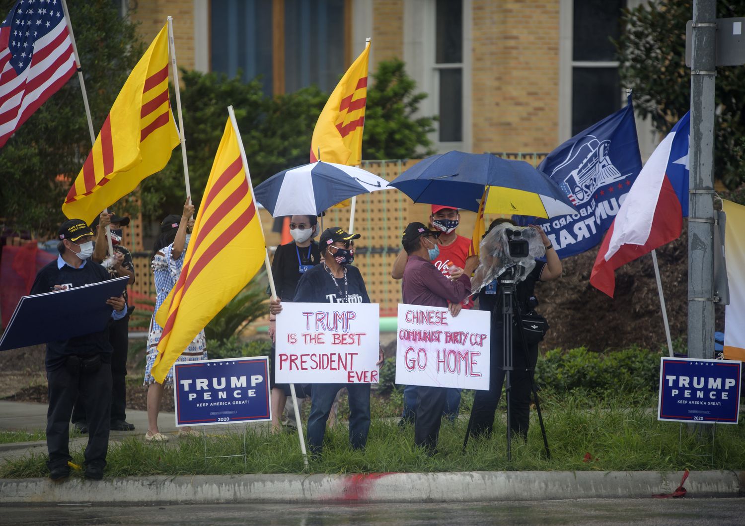 Una manifestazione anticinese davanti al consolato a Houston