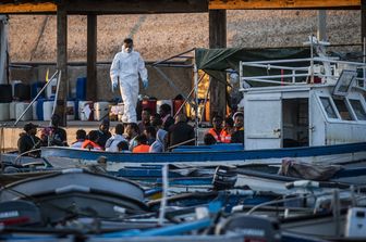 Migranti sbarchi Lampedusa stato emergenza