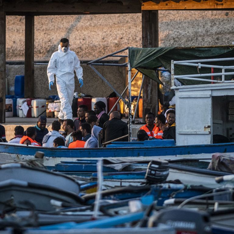 Migranti sbarchi Lampedusa stato emergenza