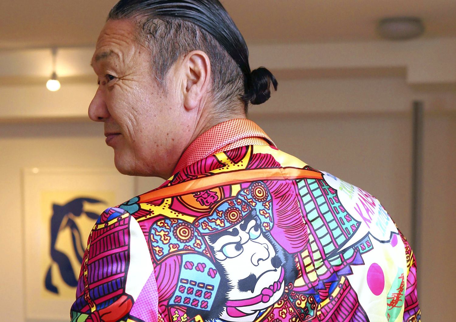 Lo stilista giapponese Kansai Yamamoto in un abito di sua creazione