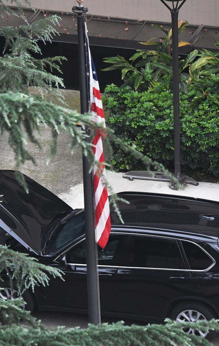 Ammainata la bandiera Usa 