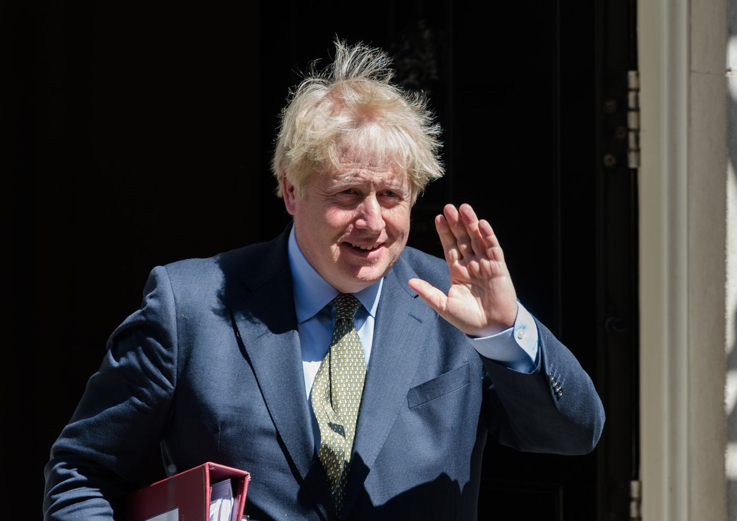 Il premier britannico Boris Johnson all'uscita da Downing Street sabato scorso