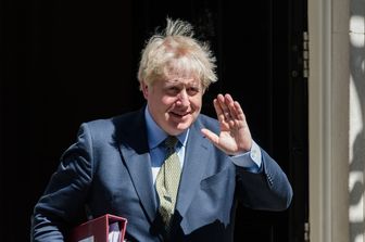 Il premier britannico Boris Johnson all'uscita da Downing Street sabato scorso
