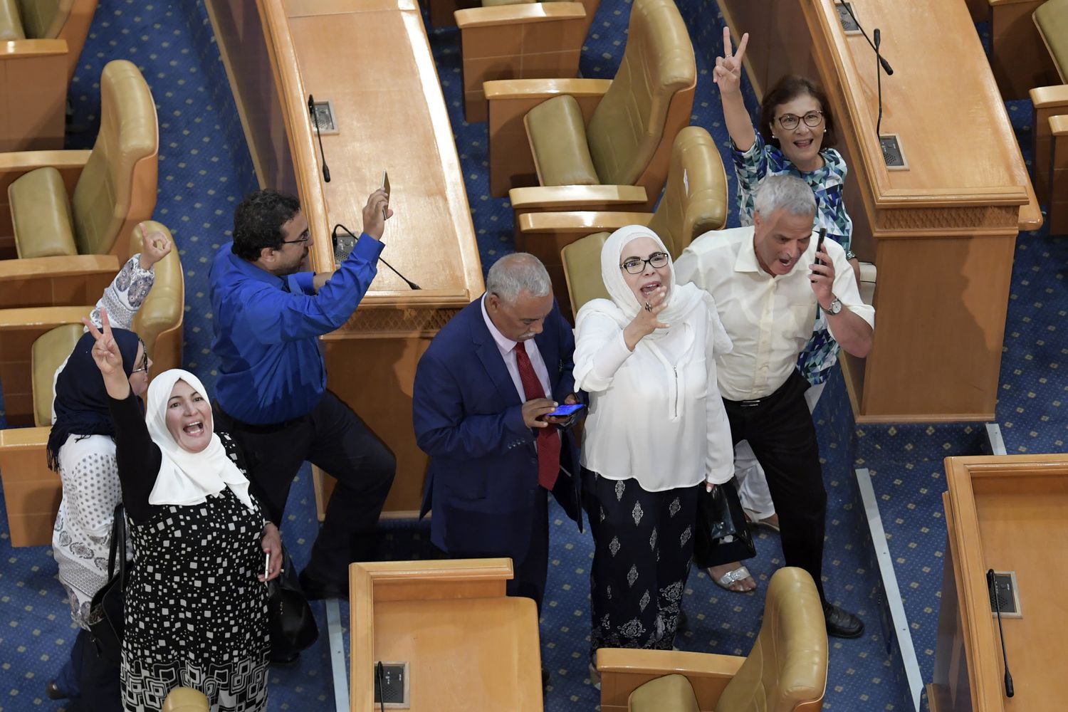 Tunisia: deputati del partito islamista Ennahda esultano dopo la conferma del presidente del Parlamento Ghannouchi