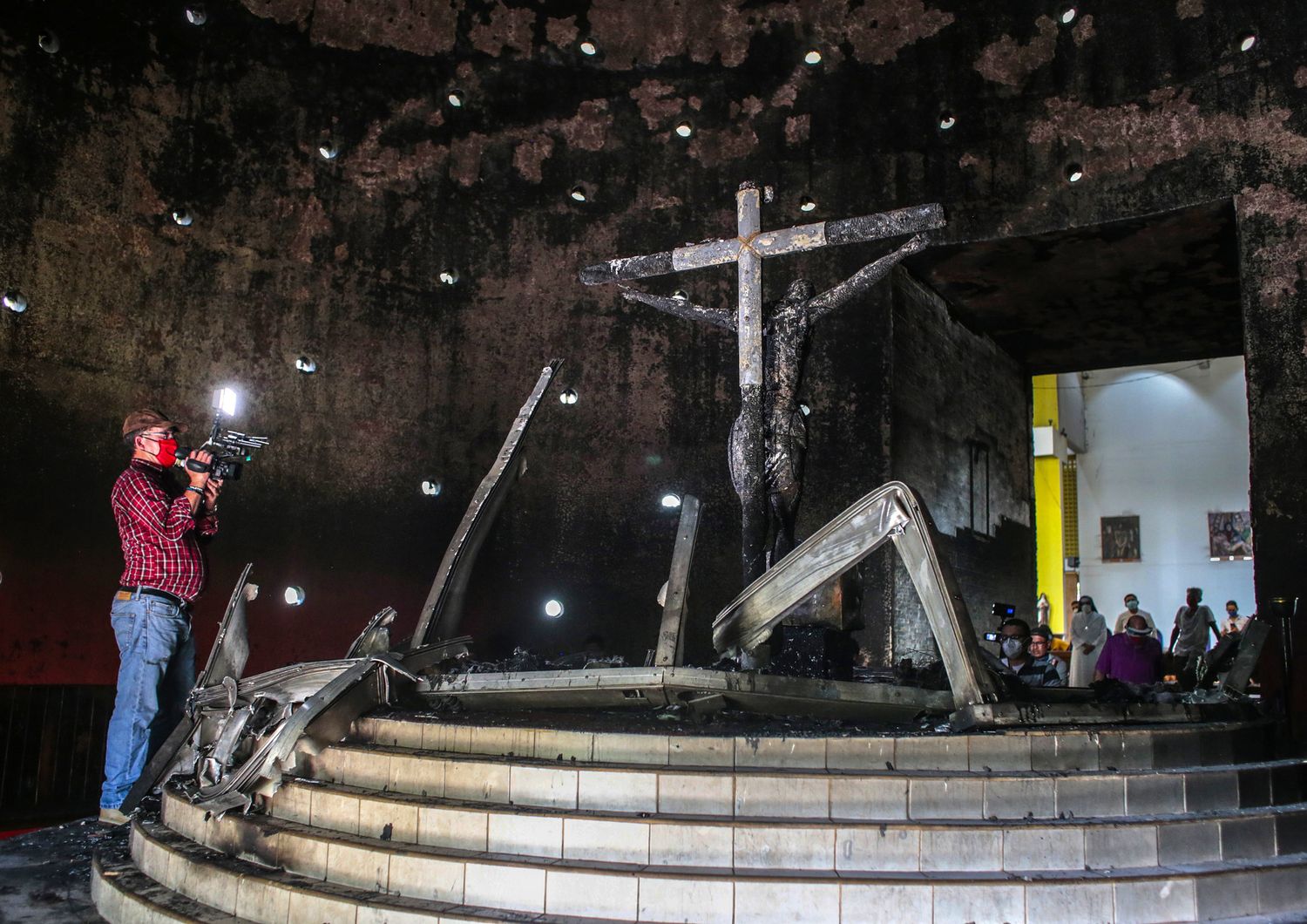 I danni causati dall'incendio nella cattedrale di Managua